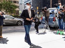Michael Cohen (c) llega a su edificio de apartamentos después de ser liberado de una prisión federal por el coronavirus para cumplir el resto de su condena bajo confinamiento. EFE/J. Lane