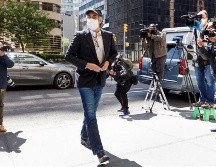 Michael Cohen (c) llega a su edificio de apartamentos después de ser liberado de una prisión federal por el coronavirus para cumplir el resto de su condena bajo confinamiento. EFE/J. Lane