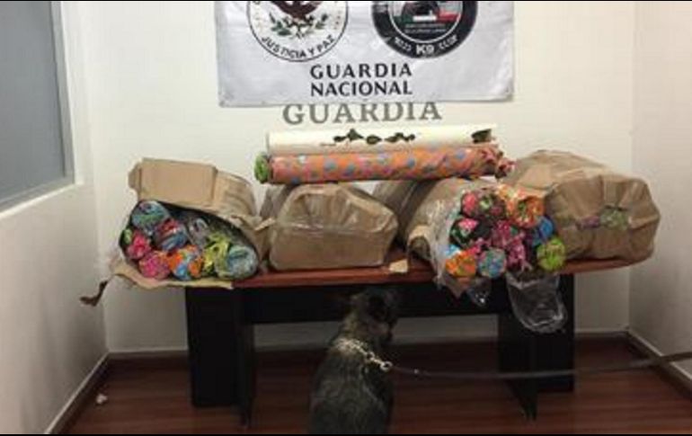 Agentes federales encuentran 39 tubos de PVC, los cuales estaban ocultos, cada uno, en un rollo de tela. ESPECIAL / Guardia Nacional