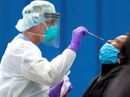 Un médico le practica un test de COVID-19 a una persona en un centro ambulante. EFE/C. Gunther