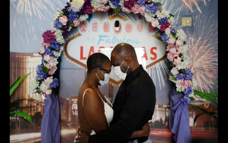 LaTahja Frazie y Laborskie Frazier posan para una foto tras casarse en Las Vegas el 10 de mayo. AP/J. Locher