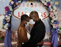 LaTahja Frazie y Laborskie Frazier posan para una foto tras casarse en Las Vegas el 10 de mayo. AP/J. Locher