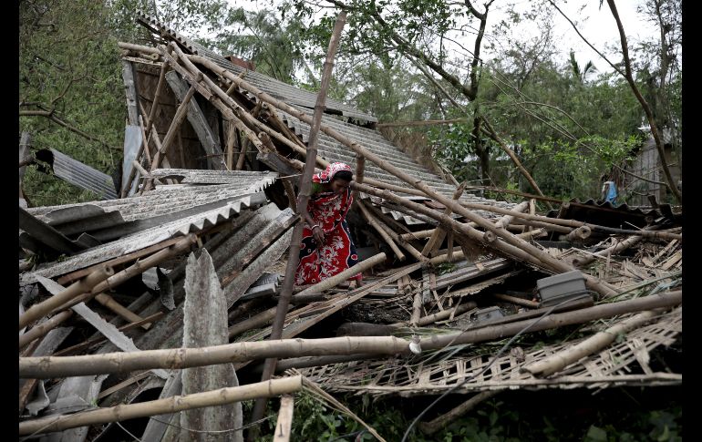 Los restos de una casa destrozada por el paso del ciclón en la población india de Bokkhali, en Bengala. EFE/P. Adhikary