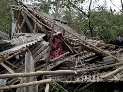 Los restos de una casa destrozada por el paso del ciclón en la población india de Bokkhali, en Bengala. EFE/P. Adhikary