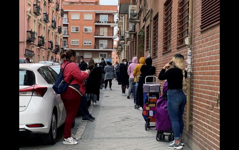 Imágenes de personas haciendo fila para recibir despensas o apoyos por desempleo son cada vez más comunes. EFE/R. Cañas