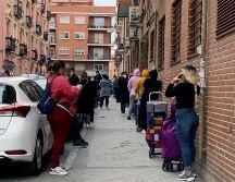 Imágenes de personas haciendo fila para recibir despensas o apoyos por desempleo son cada vez más comunes. EFE/R. Cañas