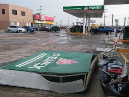 Anuncios espectaculares, señalamientos y postes cayeron debido a la fuerza de la tormenta. TWITTER/@MundoTamaulipas