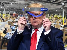 Aunque Trump no aceptó posar con un cubrebocas, sí lo hizo con una careta facial. AP/D. Mears-Detroit News