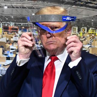 Trump presume que usó un cubrebocas; dice que "se veía muy bien"