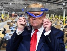 Aunque Trump no aceptó posar con un cubrebocas, sí lo hizo con una careta facial. AP/D. Mears-Detroit News