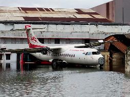 El nivel del agua impide a una aeronave moverse en el aeropuerto de Calcuta, India. AFP