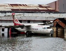 El nivel del agua impide a una aeronave moverse en el aeropuerto de Calcuta, India. AFP