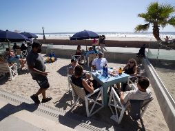 Comensales en un restaurante de San Diego, tras la relajación de medidas sanitarias. AP/G. Bull