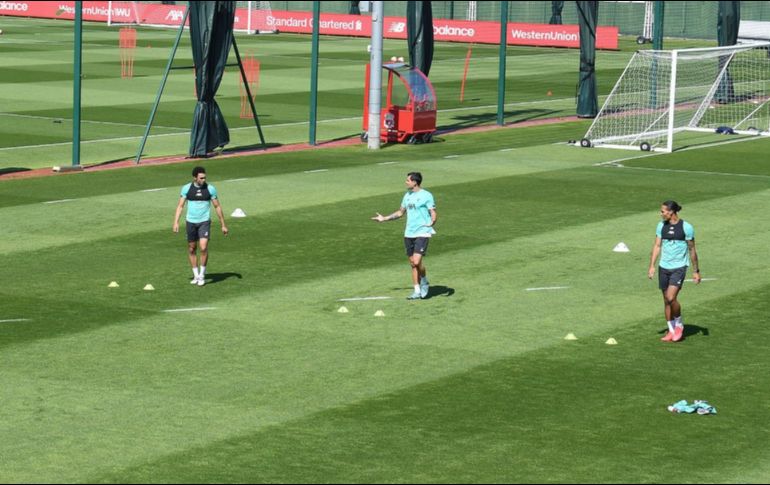 DE REGRESO. Los equipos han vuelto esta semana a los entrenamientos en grupos pequeños y pretenden que los ejercicios con contacto arranquen la semana que viene. FACEBOOK/LiverpoolFC