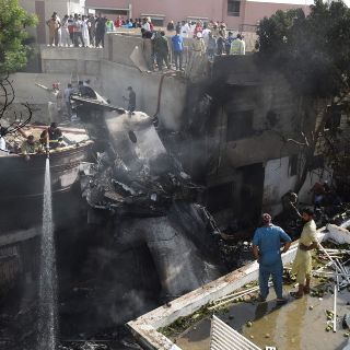 Se estrella avión en Pakistán; reportan más de 100 muertos