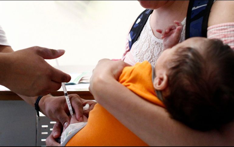 Las entregas programadas de vacunas sufrieron retrasos debido a las medidas de confinamiento social y a la suspensión de vuelos. EL INFORMADOR/ARCHIVO