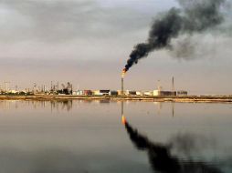 En la imagen, una refinería cerca de Umm Quasar en Basora, Iraq. EFE/A. Al-Shemaree