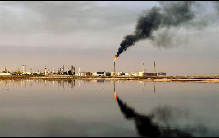En la imagen, una refinería cerca de Umm Quasar en Basora, Iraq. EFE/A. Al-Shemaree