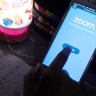 Zoom: un hombre es asesinado por su hijo durante una videollamada grupal con 20 personas