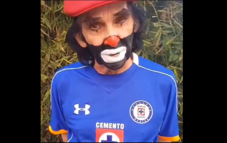 El famoso payaso, con una playera de Cruz Azul puesta, criticó la decisión de la Liga MX por 