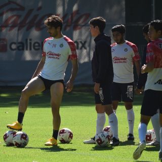 Chivas no descarta reducción de sueldos