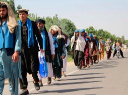 Varias personas participan en una peregrinación por la paz entre Lashkar Gah y Musaqala a su paso por Helmand, Afganistán. EFE/W. Yar