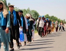 Varias personas participan en una peregrinación por la paz entre Lashkar Gah y Musaqala a su paso por Helmand, Afganistán. EFE/W. Yar