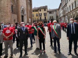 Los sanitarios cubanos fueron despedidos con una ceremonia de agradecimiento en la céntrica plaza de la catedral de Crema. TWITTER/@OfiEconCubaRoma