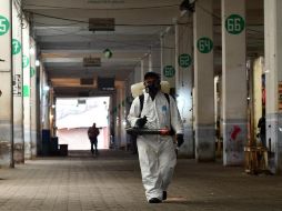 Un equipo de sanidad desinfecta este sábado locales en el mercado de Jamaica, en la Ciudad de México. EFE/J. Núñez