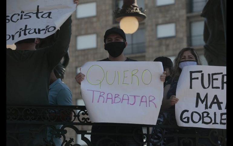 Los manifestantes denuncian que deben gastar hasta cinco mil pesos para adquirir los artículos necesarios para la reapertura. EL INFORMADOR/F. Atilano