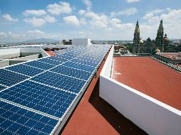 La energía fotovoltaica instalada en edificios permite ahorros considerables en el recibo de la luz. EL INFORMADOR/F. Atilano