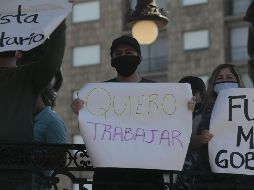 Las personas que protestaron ayer frente al Palacio de Gobierno fueron convocadas por la organización “Desobediencia Civil”; exigieron que las autoridades agilicen la reapertura de los establecimientos. EL INFORMADOR/F. Atilano