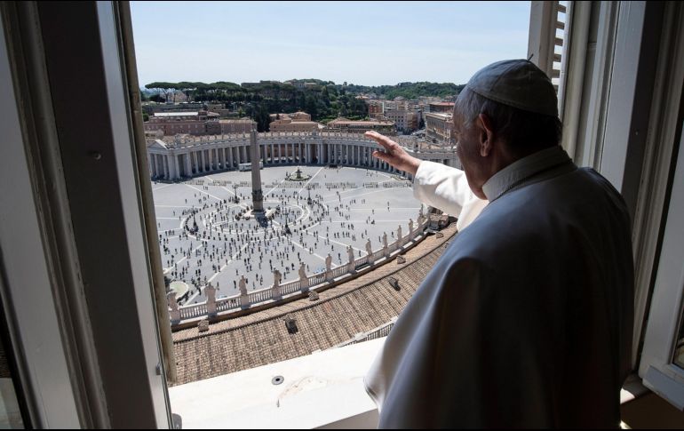 Francisco se asomó por la ventana y saludo a la gente que estaba en la plaza al término de la bendición. EFE / Vatican Media