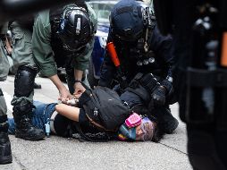 Grupos de manifestantes vestidos de negro se reunieron por la tarde en Causeway Bay, un popular distrito comercial. EFE / J. Favre