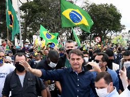 Bolsonaro saludó a varios de los seguidores y hasta abrazó y cargó niños en sus brazos. AFP / E. Sa