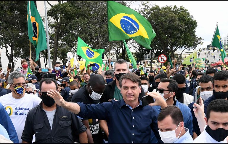 Bolsonaro saludó a varios de los seguidores y hasta abrazó y cargó niños en sus brazos. AFP / E. Sa