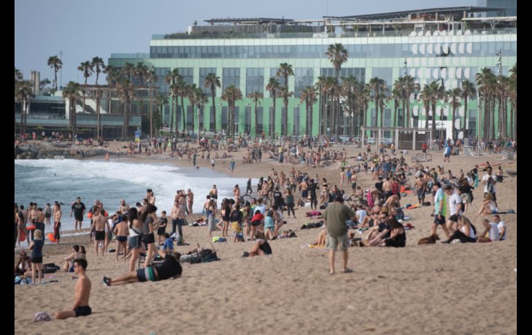La playa Barceloneta este domingo en Barcelona, España. AFP/J. Lagp