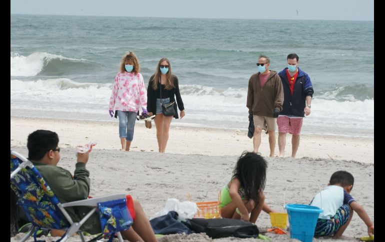 Personas pasean este domingo en Long Island, Nueva York. AFP/B. Smith