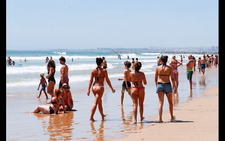 Los portugueses pueden ya pisar la arena en esta fase de la desescalada e incluso practicar deportes acuáticos como el surf. Una playa en Costa da Caparica. EFE/EPA/A. Cotrim