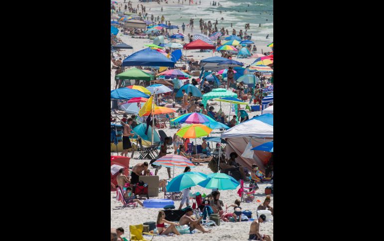 Playas de Pensacola, en Florida, lucieron abarrotadas este sábado. AP/The Advocate/D. Grunfeld