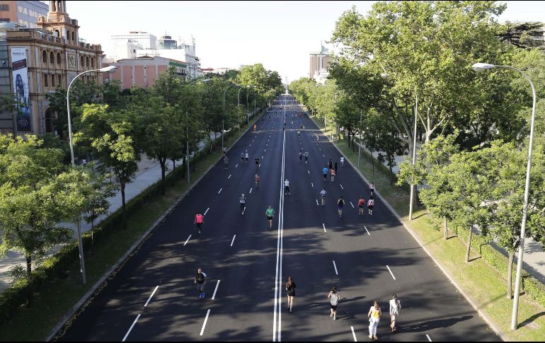 Habitantes practican deporte en el Paseo de la Castellana, este domingo, en Madrid, en la víspera de que entre en la fase 1 de la desescalada. EFE/Ballesteros