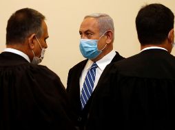 Benjamín Netanyahu (c) acude este domingo a la primera sesión de su juicio por corrupción en la Corte de Distrito de Jerusalén. EFE/R. Zvulun