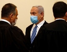 Benjamín Netanyahu (c) acude este domingo a la primera sesión de su juicio por corrupción en la Corte de Distrito de Jerusalén. EFE/R. Zvulun