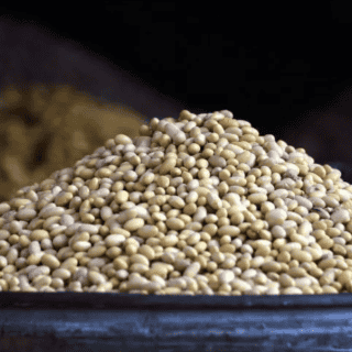 Bajan precios de pollo y huevo; alertan por alza en frijol