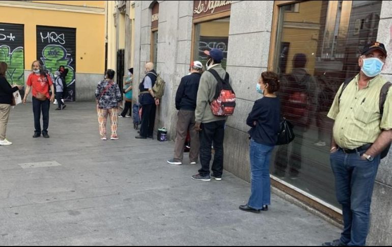 Las colas de gente a la espera de recibir alimentos se han hecho comunes en algunos puntos de Madrid, España. CARLOS GIL MADRIGAL