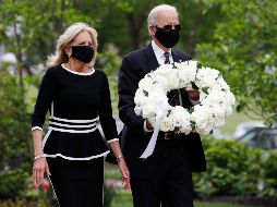 Joe Biden, acompañado de su esposa Jill, deja el confinamiento en su domicilio para formar parte de una breve ceremonia en el Parque en Memoria de los Veteranos en el estado de Delaware. AP / P. Semansky