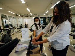 Como parte de las medidas que deberán adoptar los negocios que reabran el 1 de junio al ser considerados esenciales, se encuentra el uso de gel antibaterial, toma de temperatura a clientes y trabajadores, entre otras. EL INFORMADOR / G. Gallo