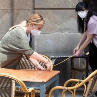 España reduce las muertes por COVID-19 debido a corrección de cifras