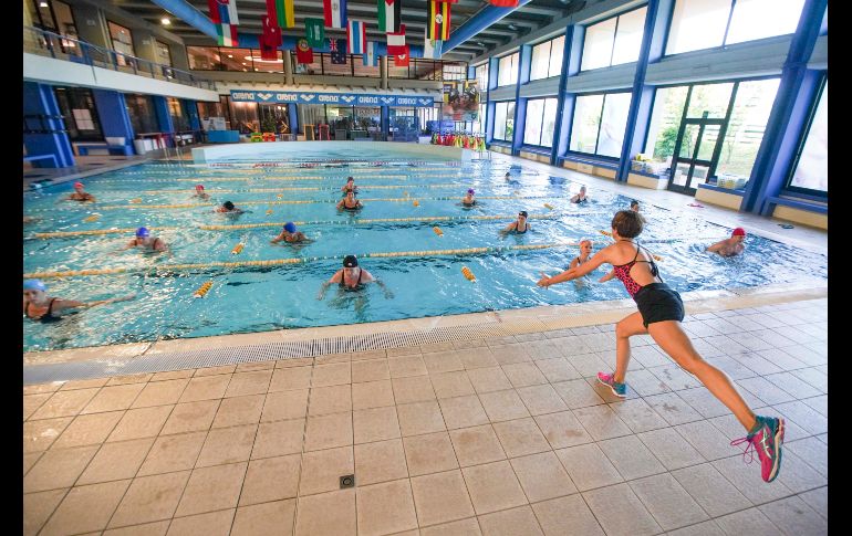 Una instructora dirige una clase en una piscina en un centro deportivo en Roma. AP/A. Medichini