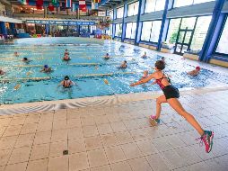 Una instructora dirige una clase en una piscina en un centro deportivo en Roma. AP/A. Medichini